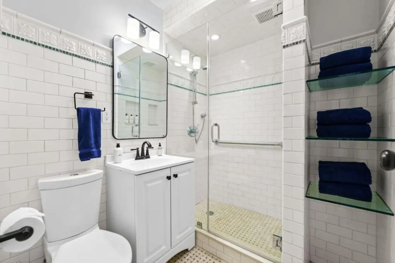 Newly Renovated 2Br W Rare Private Backyard And Bbq Villa New York