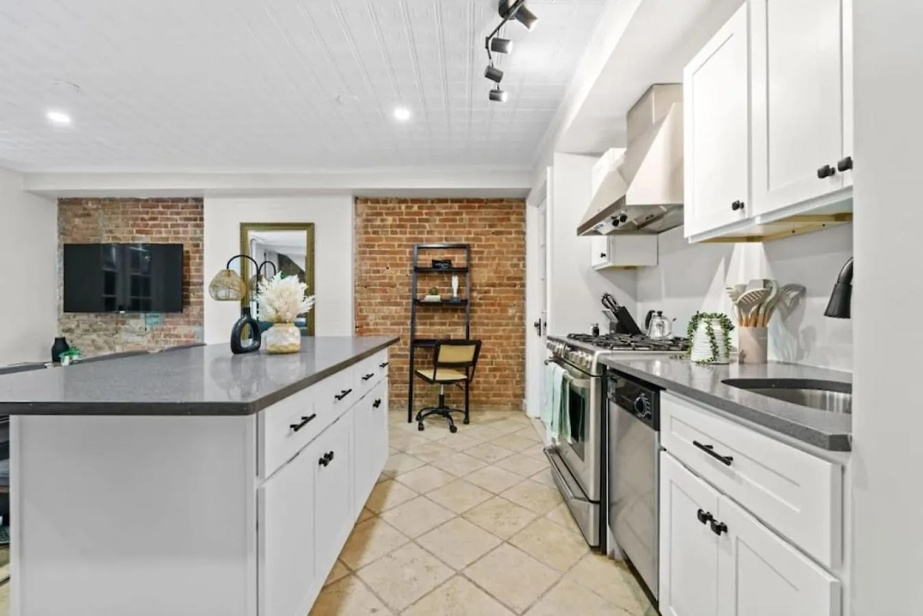 Newly Renovated 2Br W Rare Private Backyard And Bbq Villa New York 0*,
