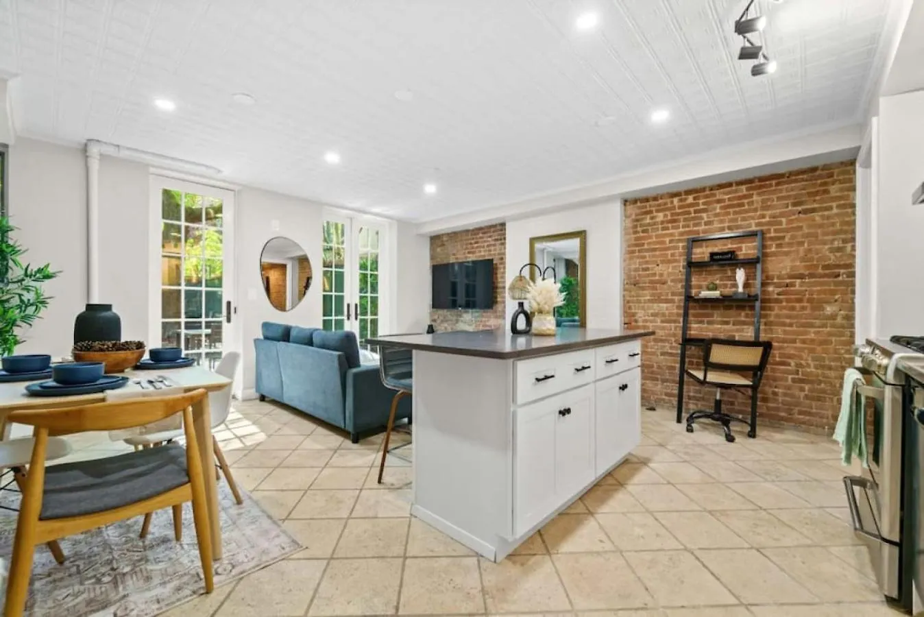 Newly Renovated 2Br W Rare Private Backyard And Bbq Villa New York