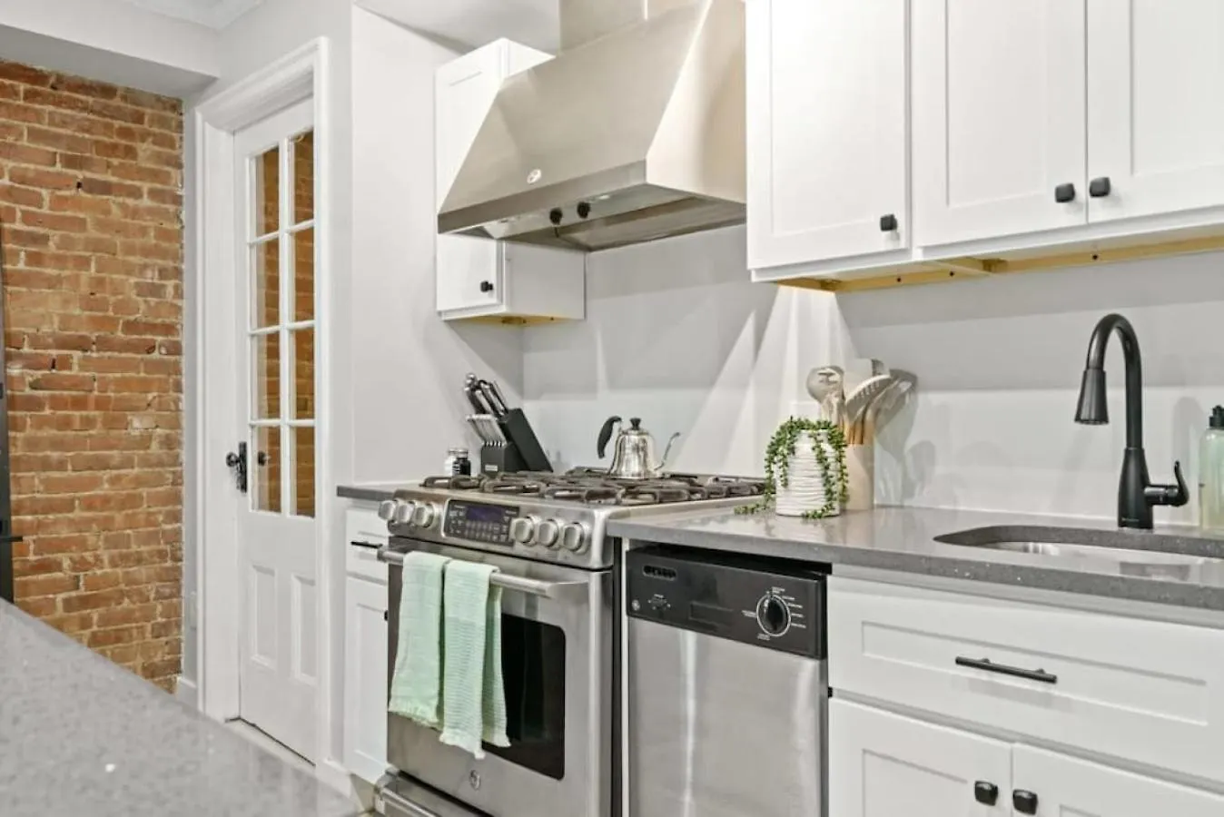 Holiday home Newly Renovated 2Br W Rare Private Backyard And Bbq Villa New York United States