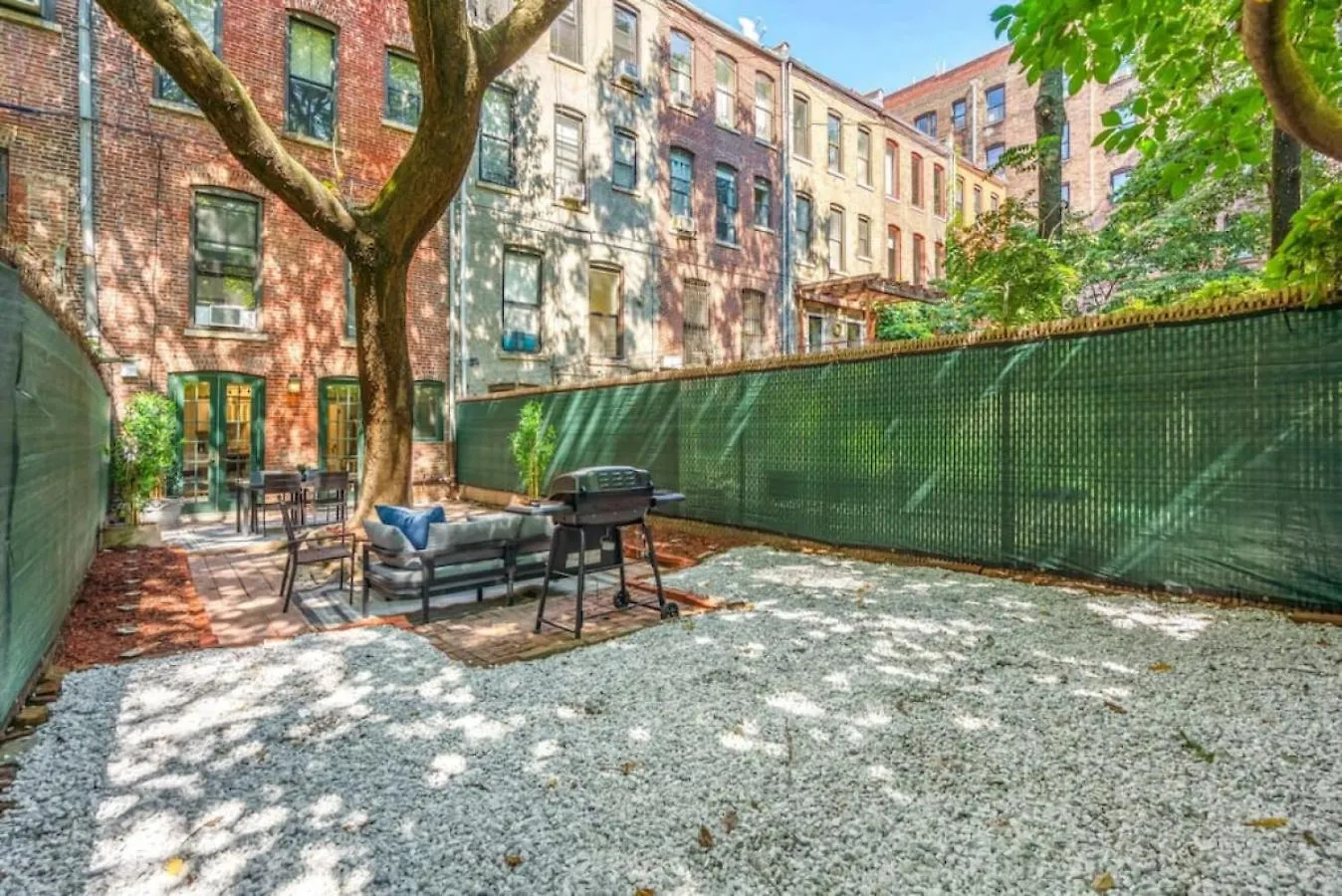 Holiday home Newly Renovated 2Br W Rare Private Backyard And Bbq Villa New York